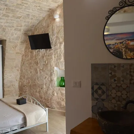 Geometric Donna Giulia Casamassima