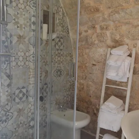 Πανσιόν Geometric Donna Giulia Casamassima