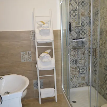 Geometric Donna Giulia Casamassima