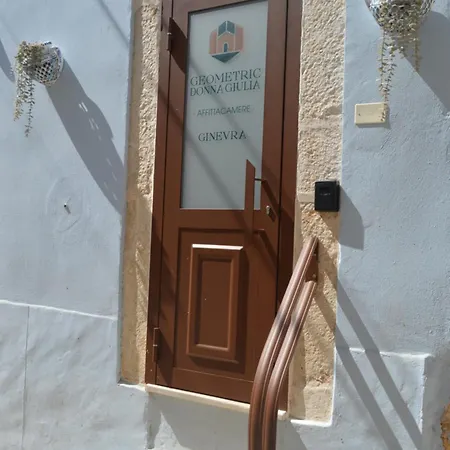 Πανσιόν Geometric Donna Giulia