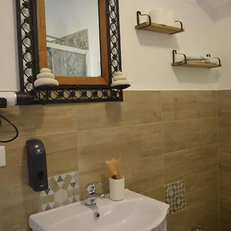 Πανσιόν Geometric Donna Giulia