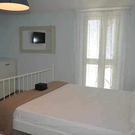 Geometric Donna Giulia Casamassima