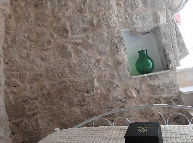 Geometric Donna Giulia Gasthuis Casamassima